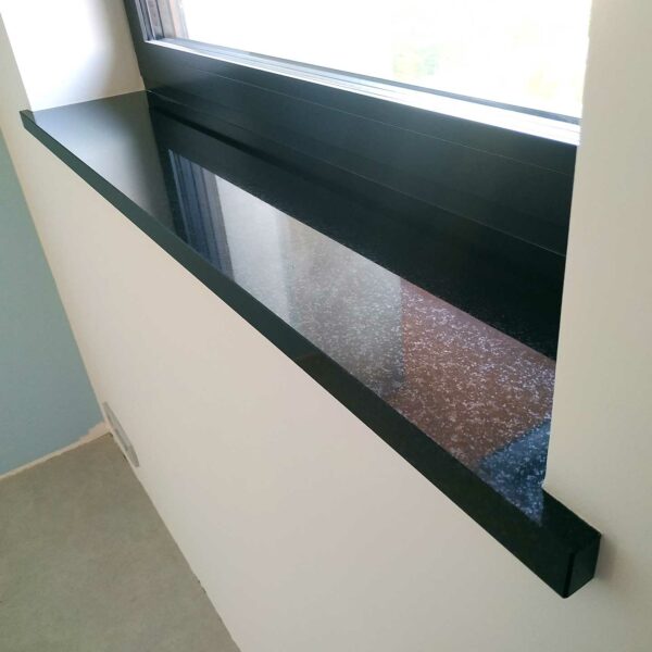 Parapet okienny z granitu Szwed